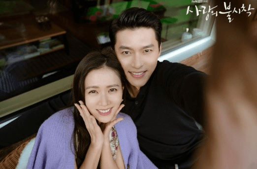 '딱 걸렸다' 손예진&hearts;현빈, 테이블 밑에서 열애설 '증거' 포착