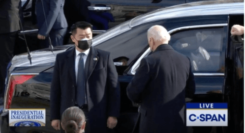 바이든 취임식에 나타나 화제가 된