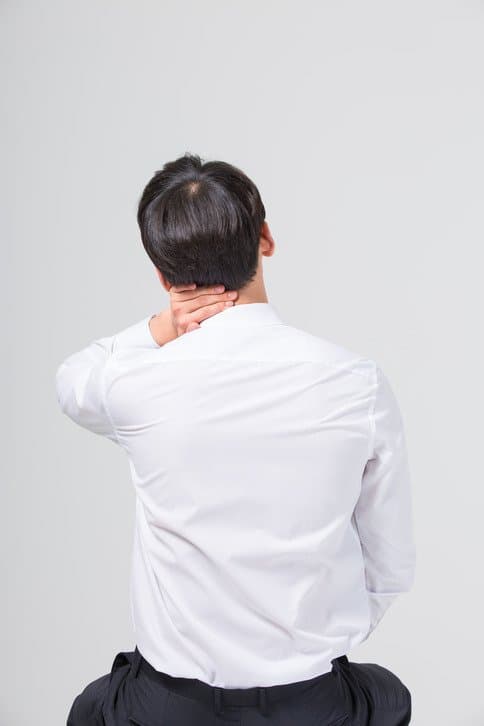 목이 뻐근하고 저리다면? 목디스크 원인 및 초기증상